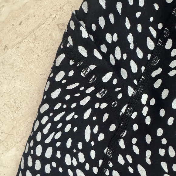 Torrid Gray Leggings Wide Waistband and Flatlock Seams pockets 7/8 crop SIZE 2 - Picture 4 of 4